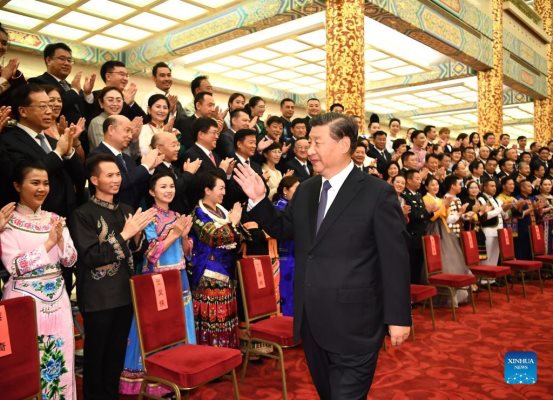 Chinese leaders watch gala featuring ethnic minority cultures